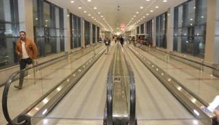 المشاية الكهربائية بمطار القاهرة 