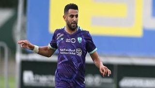 رياض محرز لاعب الأهلي