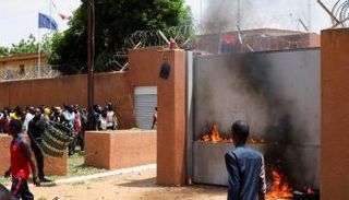 مؤيدون للانقلاب يحاولون اقتحام سفارة فرنسا بالنيجر