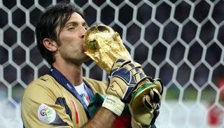 جيانلويغي بوفون يحمل كأس العالم