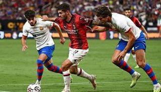 صورة من مباراة ميلان وبرشلونة
