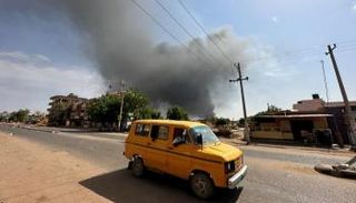 الدخان يتصاعد من مواقع الاشتباكات في الخرطوم
