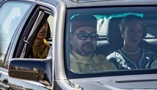 الأميرة خديجة رفقة والدها الملك محمد السادس وشقيقها ولي العهد الأمير الحسن