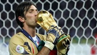 جيانلويجي بوفون بقميص منتخب إيطاليا