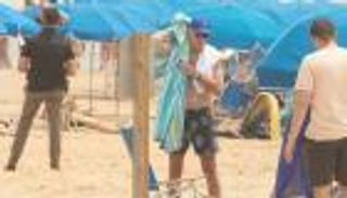 بايدن على الشاطئ.. الرئيس الأمريكي "خارج الخدمة" (صور)