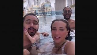 أسماء شريف منير في حمام السباحة