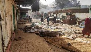 سودانيون يسيرون بين ركام ودمار الاشتباكات