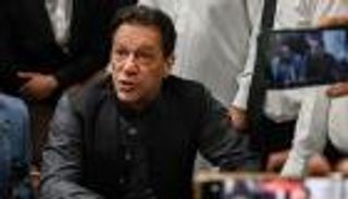 عمران خان في قبضة الشرطة الباكستانية بعد حكم بسجنه 3 سنوات