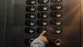 ماذا تفعل إذا تعطّل الأسانسير وأنت داخله؟