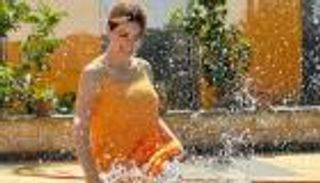 نسرين طافش في أحدث ظهور.. إطلالة برتقالية على حمام سباحة (صور)