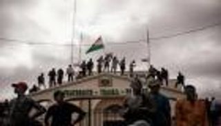 دمينو الانقلابات.. رياح عكسية تزيح أعلام فرنسا وأمريكا في أفريقيا