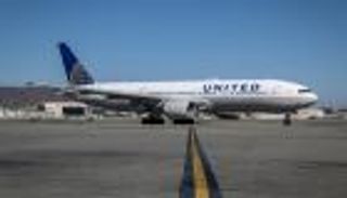 الرجال خلعوا ملابسهم والنساء اكتفين بحمالات الصدر.. ركاب يُحرمون من الهواء 7 ساعات على متن طائرة