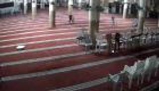 "رفع آذان الفجر ومات".. لحظة وفاة مؤذن مسجد في غزة (فيديو)