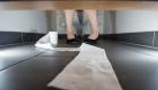 تغير لون ورائحة البراز.. متى يجب استشارة الطبيب؟