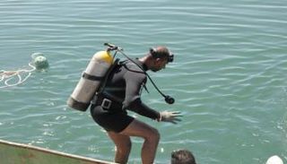 أعمال انتشال الناقلة الغارقة 