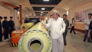 الزعيم الكوري الشمالي كيم جونغ أون يتفقد مصانع أسلحة