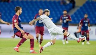 من مباراة الشباب والوحدة في البطولة العربية