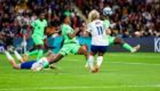 حذاء بالوتيلي العجيب يظهر في كأس العالم للسيدات (صورة)