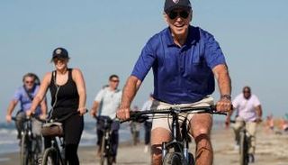 الرئيس الأمريكي جو بايدن  يقود دراجة هوائية