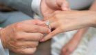 داعية مصري: من حق الخاطب رؤية شعر وذراعي ورقبة خطيبته (فيديو)