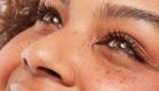 الماسكارا البني موضة صيف 2023.. تغازل كل درجات البشرة