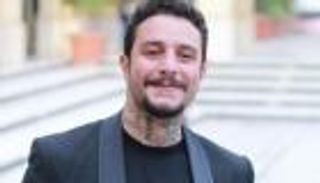 على خطى محمد رمضان.. أحمد الفيشاوي يستفز الجمهور بحقيبة أموال (فيديو)