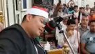 فعل ما يفعله المهنئون في الأفراح.. مُعزٍّ يثير الجدل ويلقي المال على قارئ للقرآن بمصر