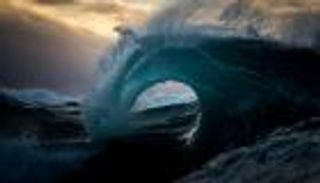 صياد ينجو من الموت بأعجوبة.. حاصرته أسماك قرش ولسعه قنديل البحر وثارت الأمواج حوله