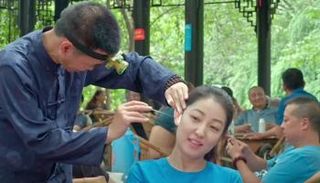 حرفة تنظيف الأذن بالشارع في الصين