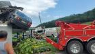 حادث مثير.. سيارة تطير في الهواء وتستقر بأغرب مكان (صور)