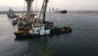 الرافعة "إنقاذ".. بطلة عملية انتشال القاطرة "فهد" الغارقة في قناة السويس