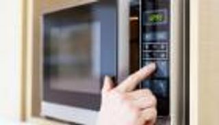 تحذير من تسخين الطعام المحفوظ في عبوات بلاستيكية بالميكروويف