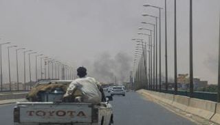 الدخان يتصاعد في أم درمان خلال اشتباكات بين الدعم السريع والجيش - رويترز