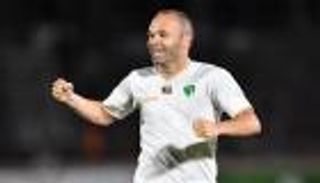 لماذا فضل إنييستا الدوري الإماراتي على ميسي؟.. الرسام يجيب