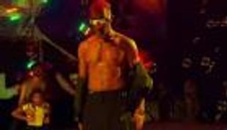 جسد محمد رمضان العاري يستفز إعلامياً مصرياً.. وصلة هجوم (فيديو)