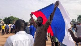 متظاهر مؤيد للانقلاب في النيجر يرفع علم روسيا