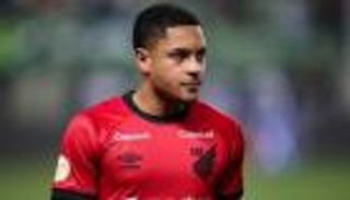 مقيّد.. هل يستطيع برشلونة الحصول على مهاجمه؟