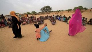 سودانيون يفرون من أماكن الاشتباكات