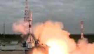 روسيا تطارد أمريكا على القمر.. "طموح الأجداد" و"توأم أبولو"