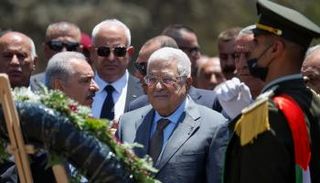 عباس وسط عدد من المسؤولين الفلسطينيين