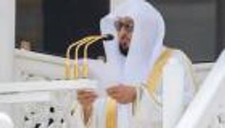 الشيخ ماهر المعيقلي يتعرض لوعكة صحية والسديس يكمل صلاة الجمعة بالمسجد الحرام (فيديو)