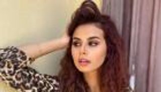 منة عرفة في المالديف.. ملابس بحر وألعاب مائية (فيديو)