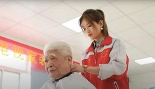 شي دان أثناء أداء عملها