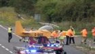 "معجزة أنقذت الجميع".. هبوط اضطراري لطائرة وسط السيارات (فيديو)