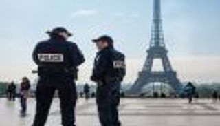 حادث نادر.. إخلاء برج إيفل في باريس (فيديو)