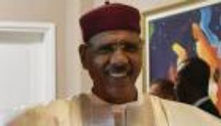 "زيارة خاصة" تقطع عزلة بازوم.. تحرك على وقع القلق بالنيجر