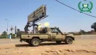 أحد أفراد القوات المسلحة السودانية يطلق النار من مدفع رشاش بأم درمان