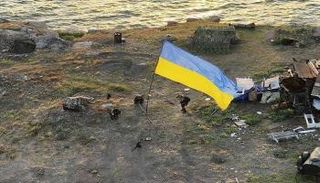 جنود أوكرانيون يرفعون علم كييف على جزيرة الأفعى