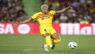 لقطة كوميدية في مباراة خيتافي وبرشلونة.. أراوخو لاعب كرة يد 