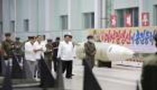 كيم يتحدى العاصفة.. زيارات ميدانية لمصانع عسكرية